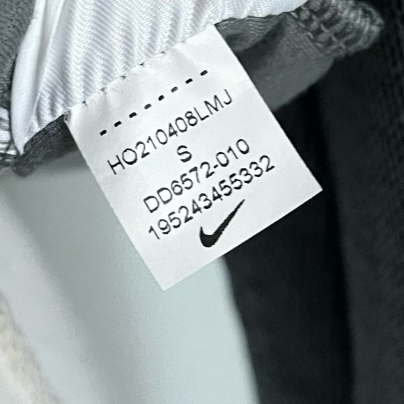 Nike • Grey Herringbone Chevron Grey Therma Fit ONE Pullover - Picture 4 of 7